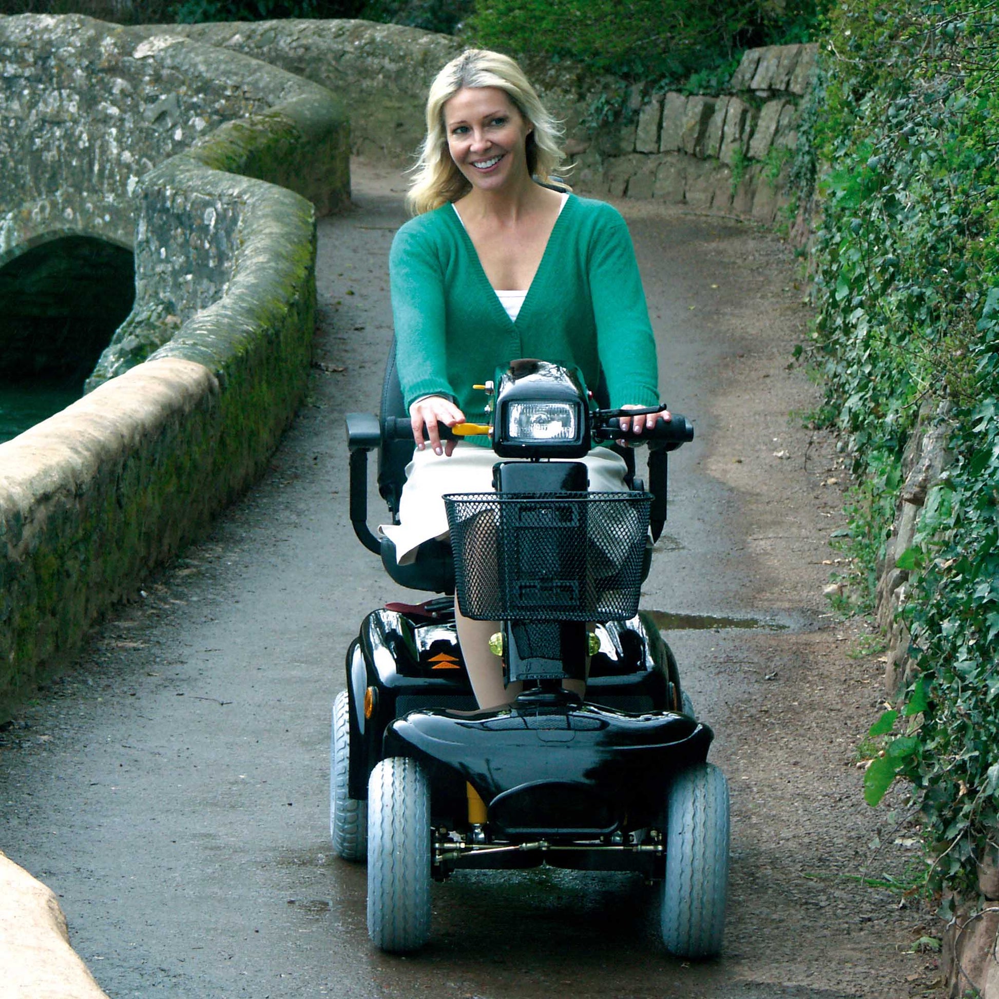 Electric Mobility Rascal 850 mobility scooter with comfortable seat and sturdy frame, designed for easy outdoor transportation.